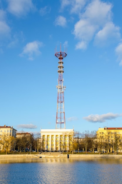 La torre de televisión de Minsk se encuentra cerca del río Svisloch