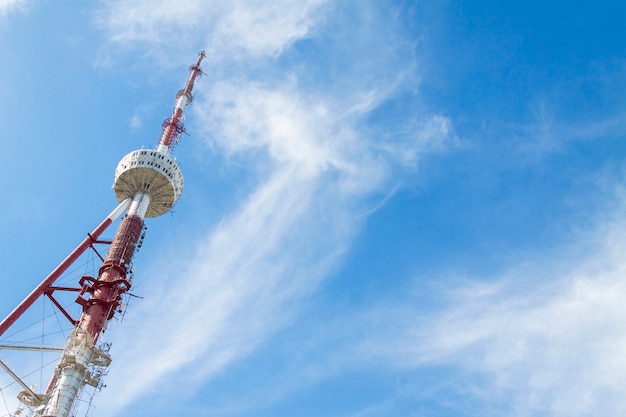 Torre de televisión sobre cielo azul nublado en el Monte Mtatsminda