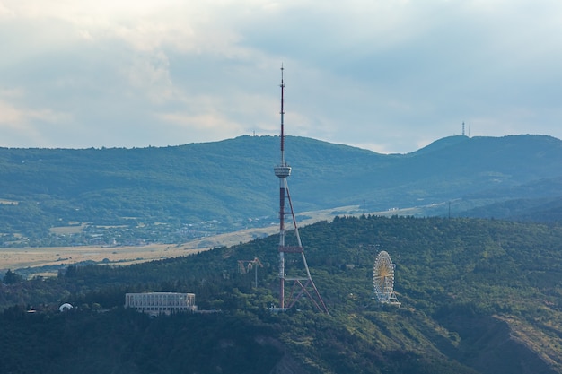 Torre de televisión de Tbilisi en el monte Mtatsminda - Georgia. Citicsape