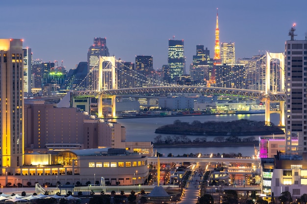 Foto torre de tokio con la puesta del sol del puente del arco iris