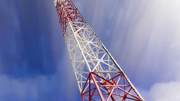 Torre Torre e nuvens do céu e torre de altura Transmissor de telecomunicações no céu e nuvens