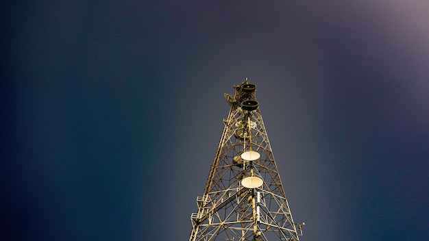 Torre de torre de radio móvil de comunicación con fondo de cielo azul