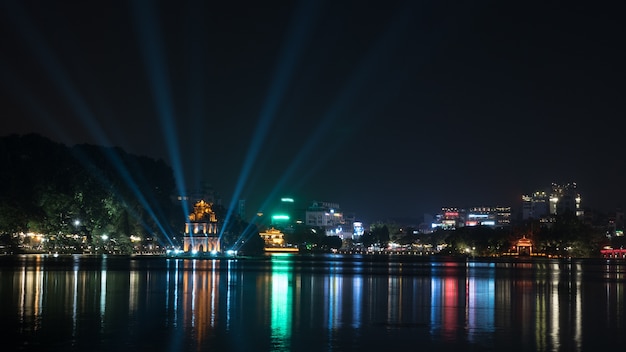 Torre de la tortuga en el lago Hoan Kiem en la noche Hanoi, Vietnam