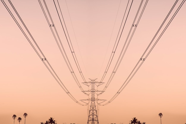 Torre de transmisión de alto voltaje y cable de cableado de voltaje de electricidad con fondo de cielo.
