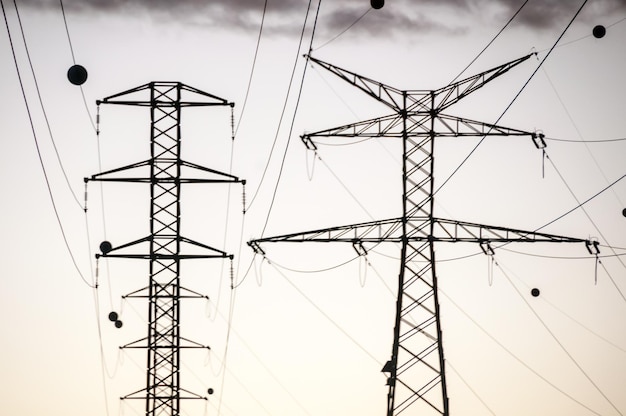 Foto torre de transmisión eléctrica de alta tensión torre de energía