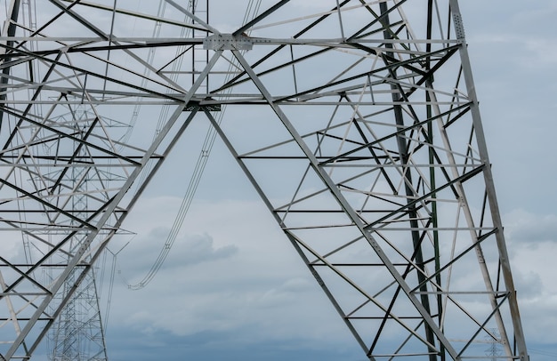 Torre de transmisión eléctrica de alto voltaje Líneas eléctricas de alto voltaje contra el cielo azul Poste eléctrico