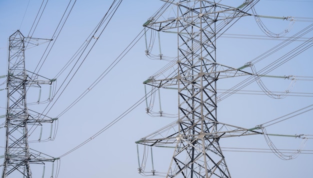 Torre de transmisión eléctrica de alto voltaje Líneas eléctricas de alto voltaje contra el cielo Pilón de electricidad