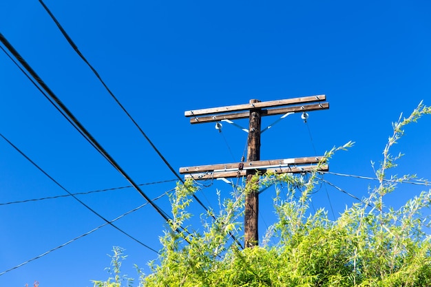 Foto torre de transmisión y línea de energía sobre el cielo azul