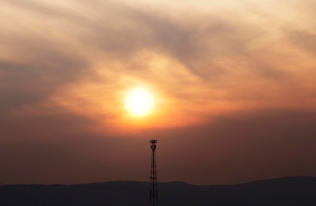 Torre de transmisión de telecomunicaciones con hermosa puesta de sol