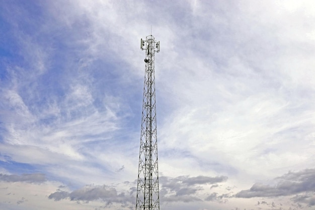 Una torre transmisora con un hermoso fondo detrás