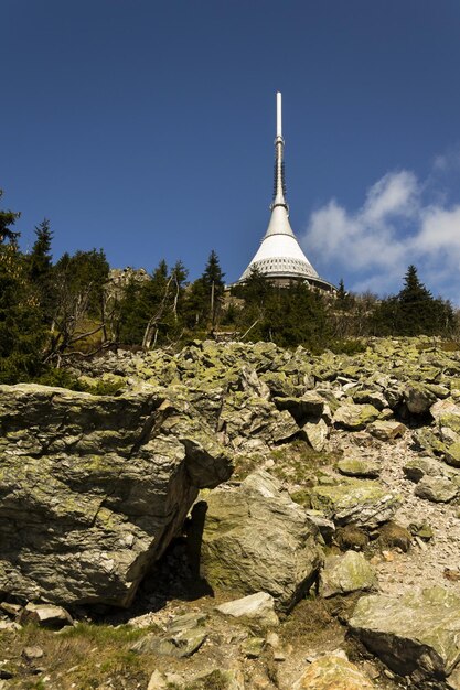 Torre de transmisores de telecomunicaciones en Jested Liberec República Checa