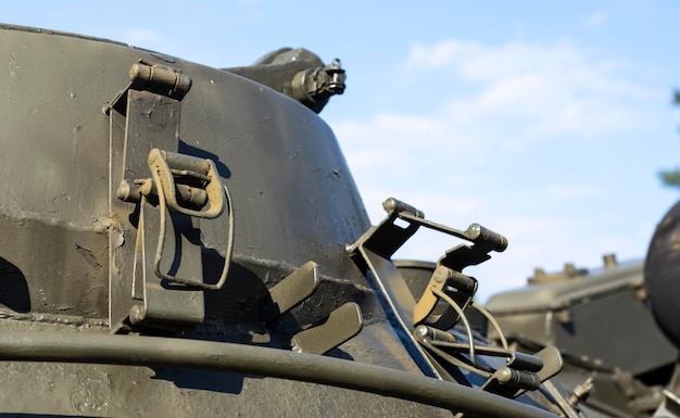 Torre de un transporte blindado de personal o tanque Armas pesadas de fondo de cielo de guerra Equipo del ejército