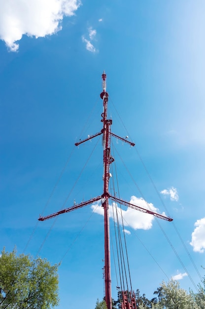 Torre de TV contra el sol de la luz del día