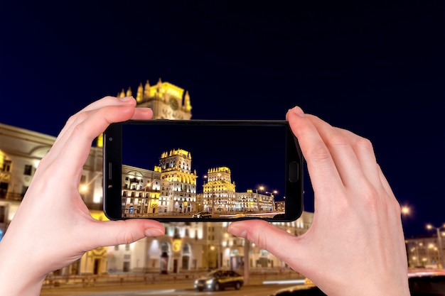 Torre velha na estação ferroviária central, Bielorrússia. turista tira uma foto