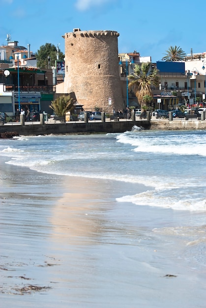 Foto torre velha na praia de mondello