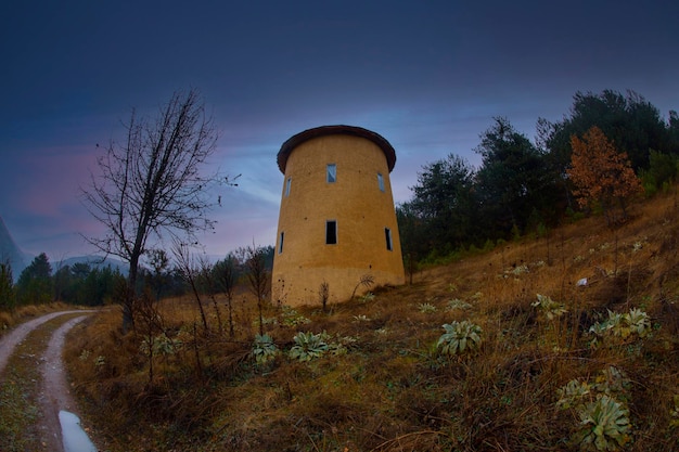 Foto una torre con una ventana que está en el lado de ella