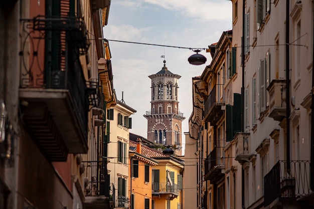 Torre de Verona entre casas y edificios históricos