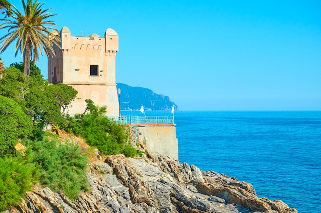 Torre vieja en la costa rocosa de Génova Nervi, Génova, Italia.