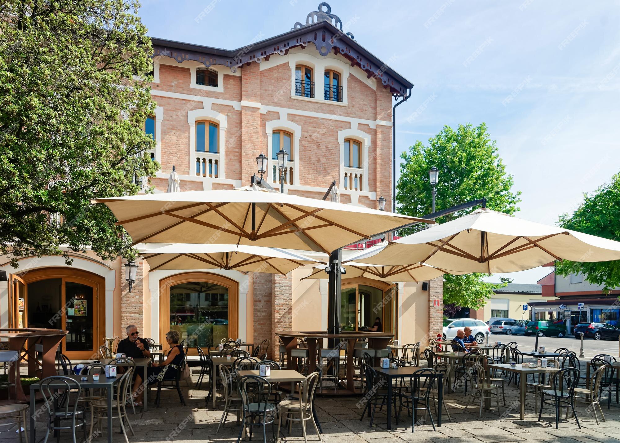 RAVENNA, ITÁLIA - 2 De Agosto De 2018: Moradores E Turistas Estão Andando  Na Rua Com Restaurante E Lojas Foto Royalty Free, Gravuras, Imagens e Banco  de fotografias. Image 106111991