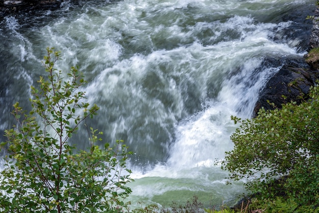 Torrent furioso escapando de Loch Morar