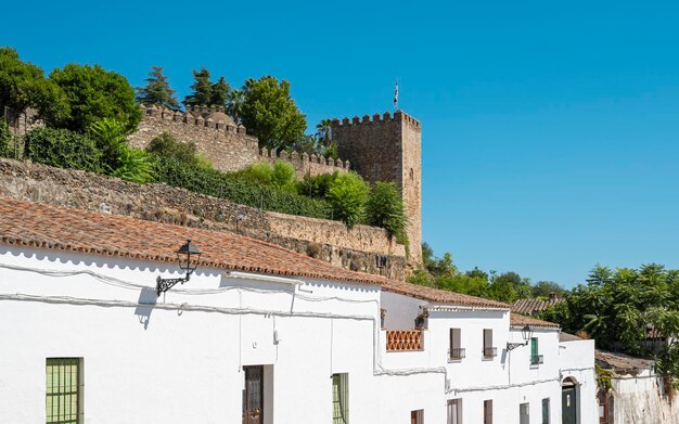 Torreon y muralla almenada del alcazar templario sobre las casas blancas de la villa de Jerez de los Caballeros Spanien (Tür und Mauer der Tempel des Alcázar über die weißen Häuser der Villa von Jerez)