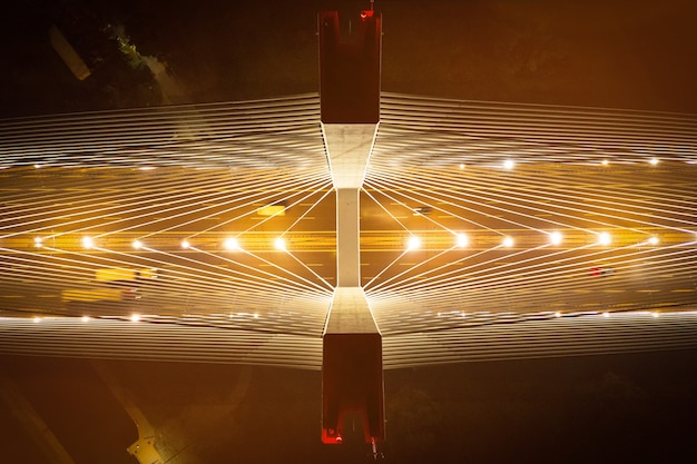 Torres de acero del puente en la noche, cables iluminados en el puente, primer plano. vista desde arriba. Puente de Redzinski Polonia. Wroclaw