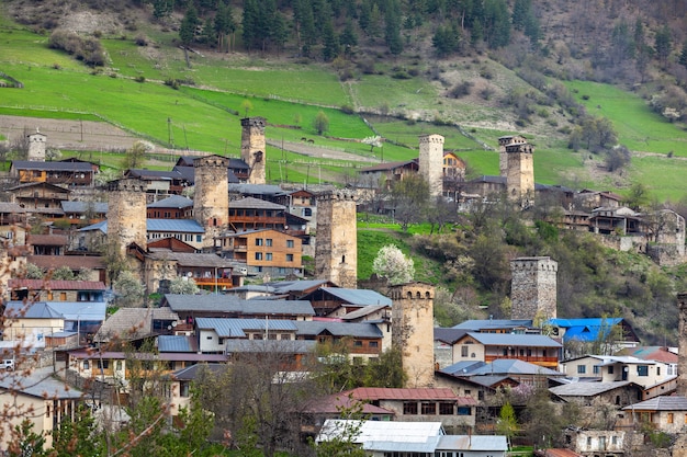 Torres de la aldea de Mestia en la zona de Svaneti montañas del Cáucaso en Georgia