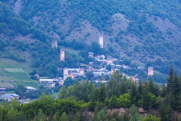 Torres en la aldea de Mestia en la zona de Svaneti montañas del Cáucaso