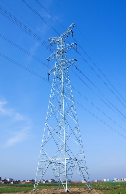 Torres de alta tensión en el cielo