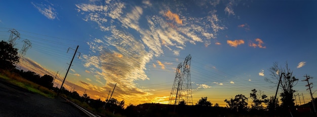 Torres de alta tensión en la escena de la puesta del sol puesta del sol cielo sol cable de electricidad