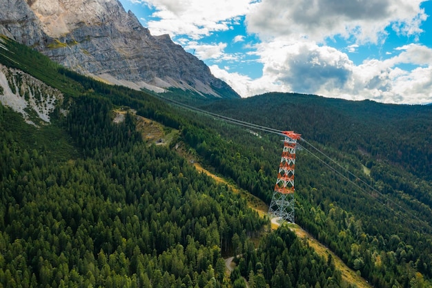 Torres de alta tensión en las montañas rodeadas de árboles