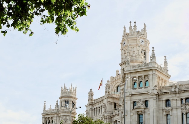 Torres del ayuntamiento de Madrid España Edificio histórico conocido como Palacio de Cibeles vista desde el parque