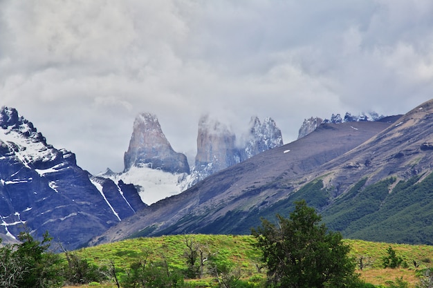 Foto torres azuis no parque nacional torres del paine, patagonia, chile