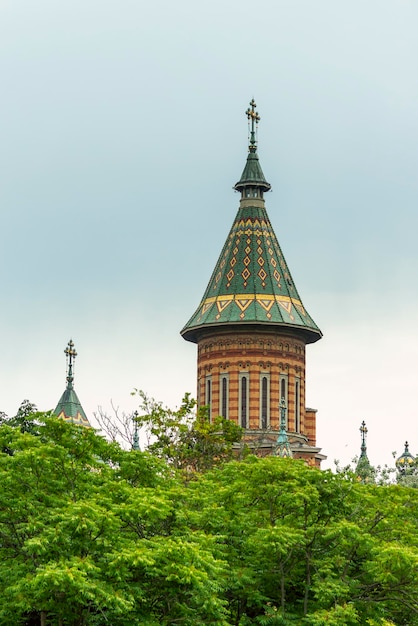 Torres características con tejas verdes de la Catedral Metropolitana de Timisoara en Rumania