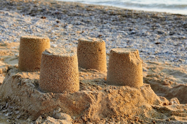 Torres del castillo de arena en la playa