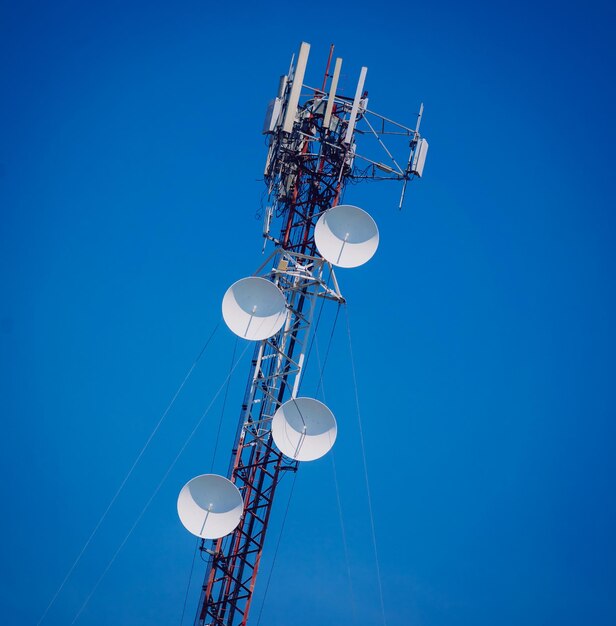 Torres de celulares G para teléfonos móviles inteligentes en el fondo del cielo
