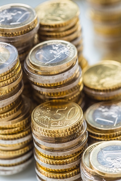 Torres com moedas de euro empilhadas - close-up.