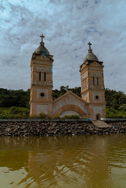 Torres da Igreja Submersa da cidade de Ita em Santa Catarina