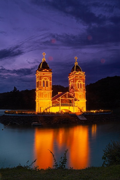 Torres da Igreja Submersa da cidade de Ita em Santa Catarina