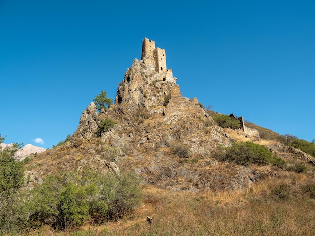 Torres de batalha antigas difíceis de alcançar nas rochas Complexo de torres medievais exclusivo Vovnushki uma das autênticas aldeias medievais tipo castelo localizadas na Inguchétia