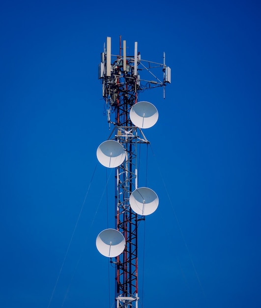 Torres de celular G para telefone móvel inteligente no fundo do céu