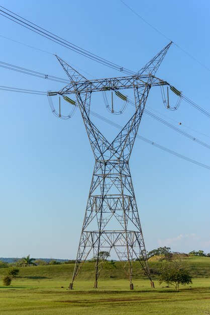 torres de eletrificação no lago da barragem de itaipu foz do iguaçu parana brasil em 19 de maio de 2015