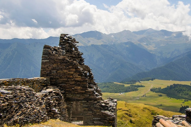 Torres de Keselo na vila de Omalo Tusheti Geórgia Torres antigas de pedras