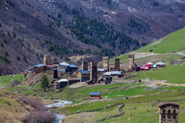 Torres de pedra e casas antigas em Ushguli, Geórgia