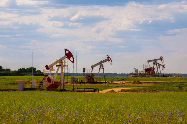 Torres de perfuração de petróleo e macaco de bomba. torres de perfuração de petróleo no campo petrolífero do deserto para produção de combustíveis fósseis e produção de petróleo bruto do solo.