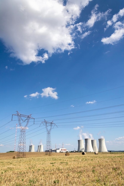 Torres de resfriamento na autossuficiência energética da usina nuclear redução de emissões de efeito estufa