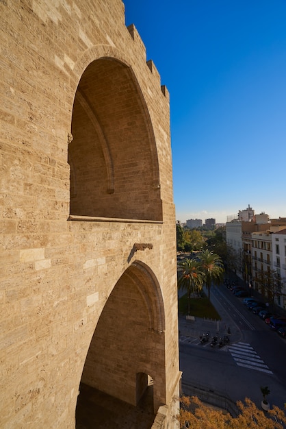 Torres de Serrano ragt Bogen in Valencia hoch