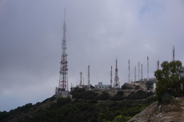 torres de telefone de tecnologia nas montanhas