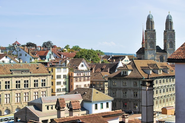 Torres dobles de la iglesia de Grossmunster en Zurich, en Suiza. Vista desde la colina de Lindenhof