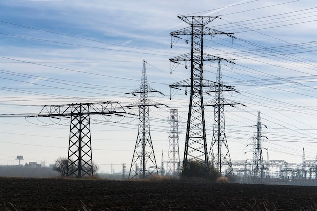 Torres eléctricas con central eléctrica de distribución azul cielo nublado